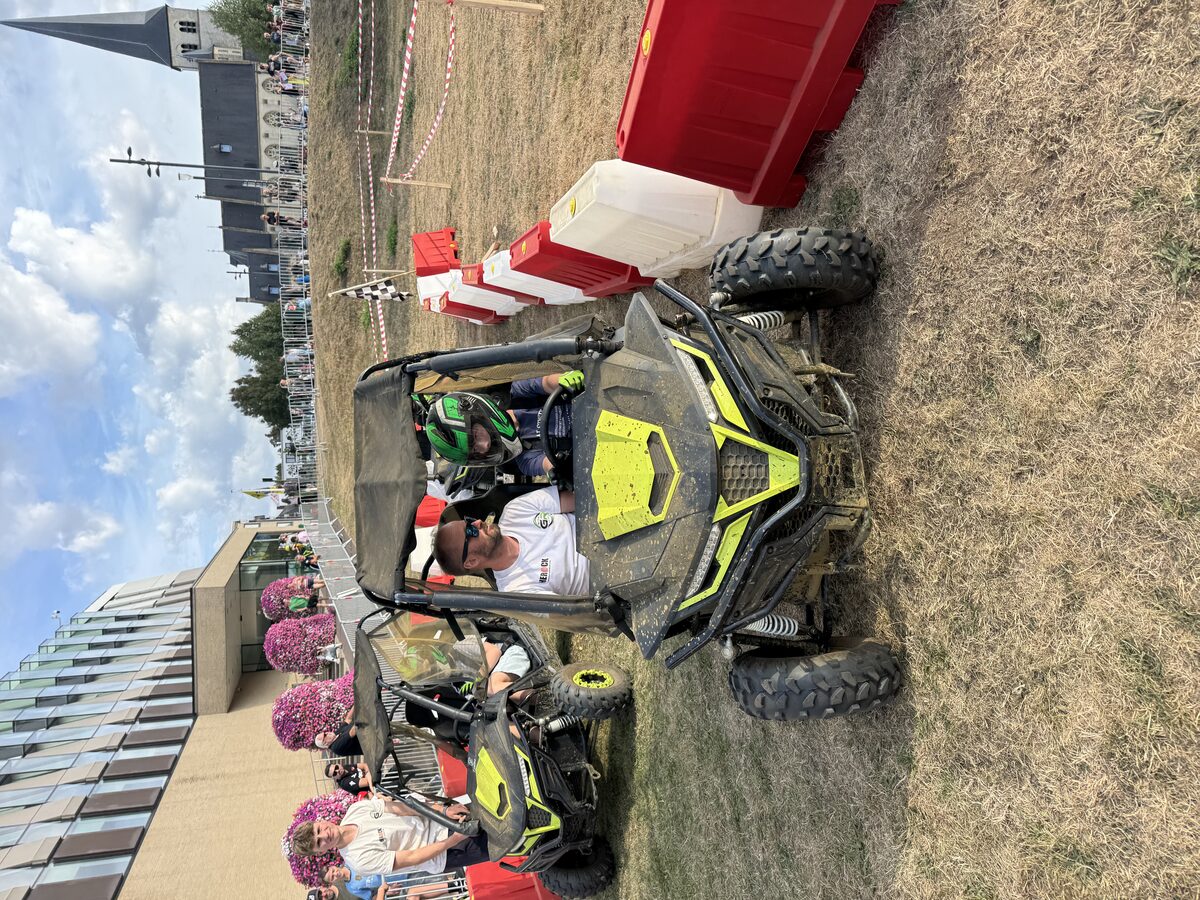 Buggy's tijdens een publieksevent met toeschouwers
