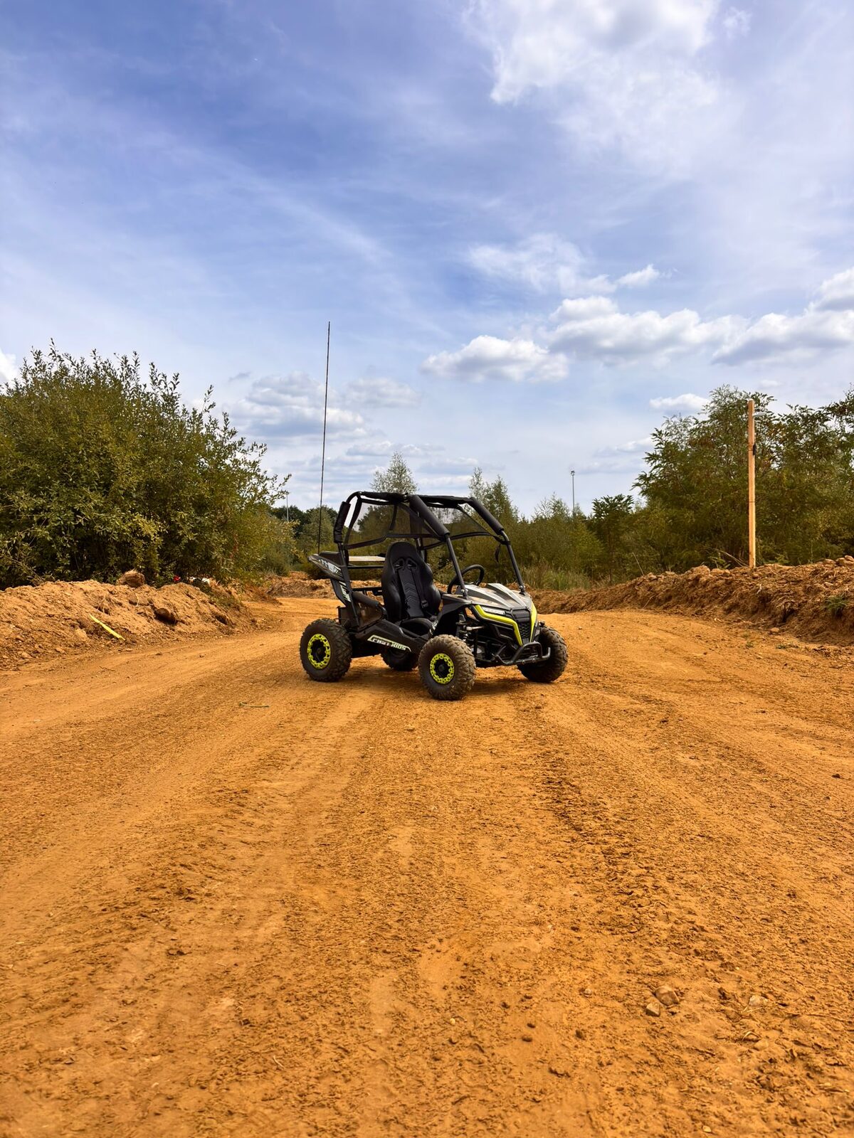 Junior Buggy klaar voor de start op het terrein