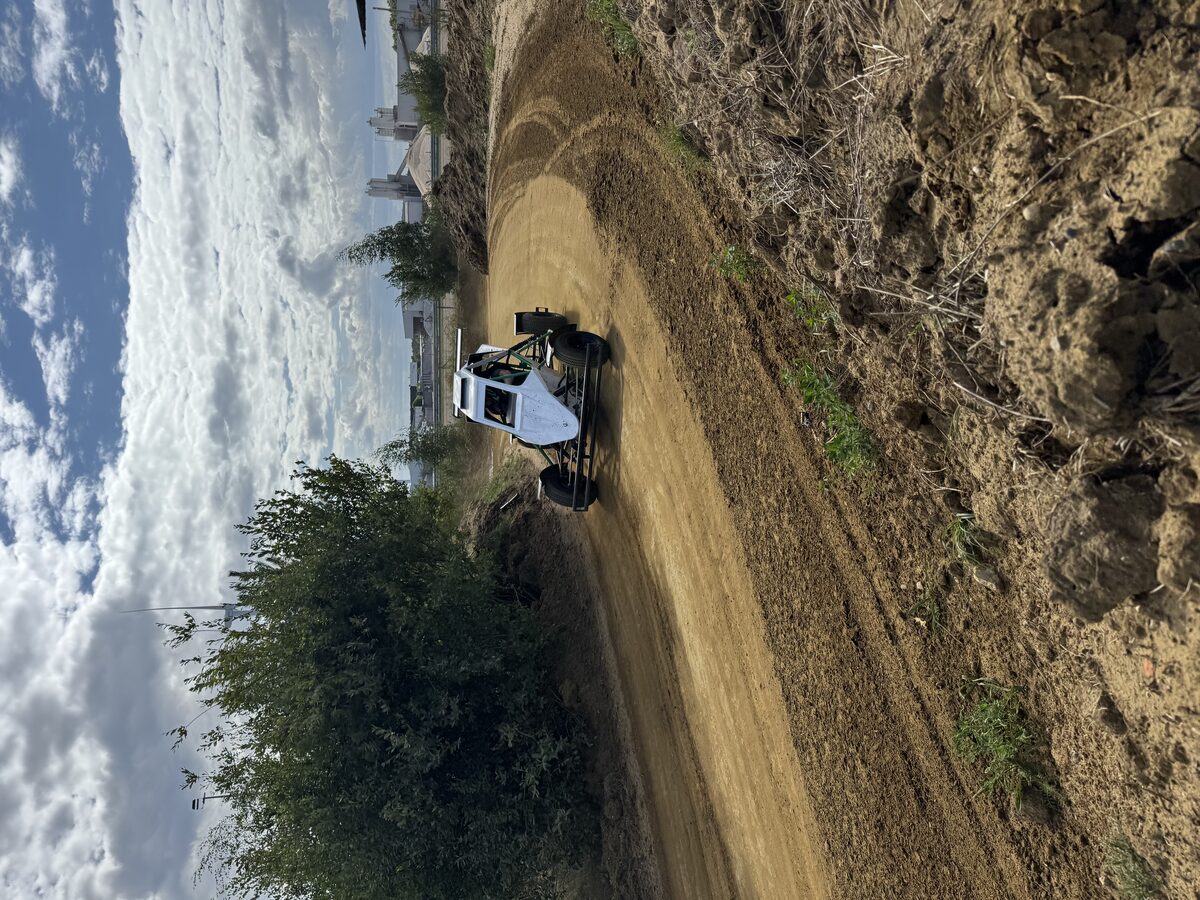 Crosskart in actie op een onverhard circuit