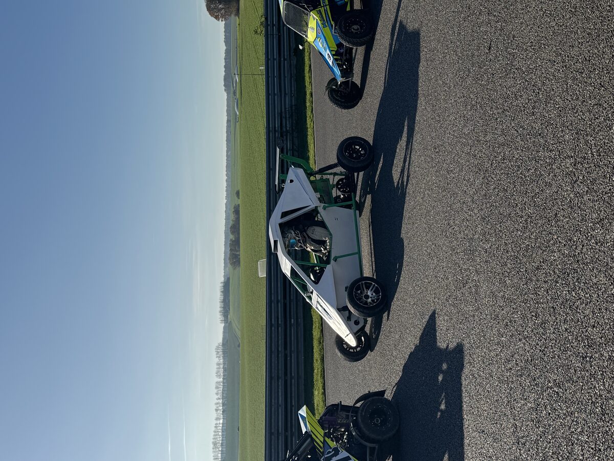 Crosskarts opgesteld langs de baan voor de start