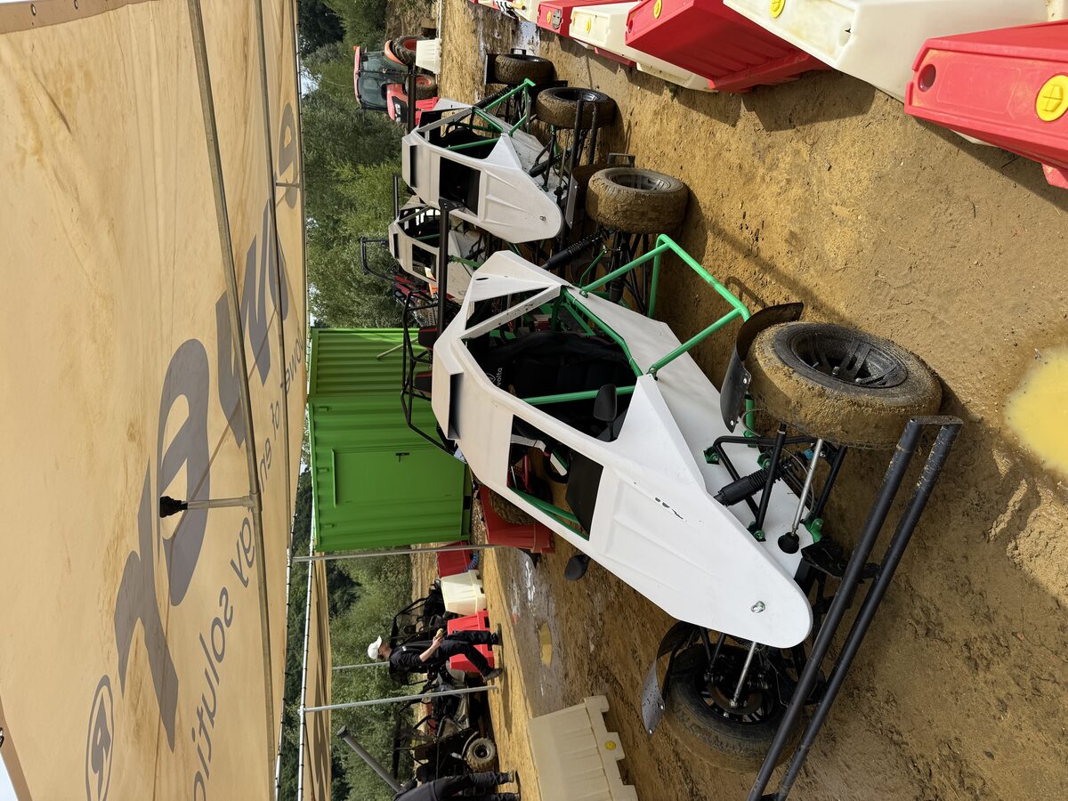 Twee crosskarts onder de tent tijdens een event