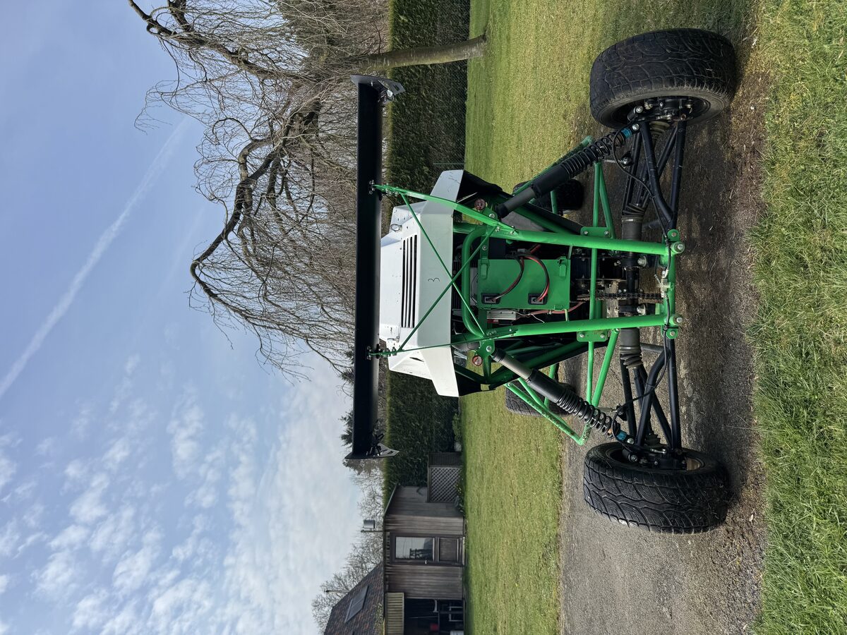 Achterzijde van de crosskart met achtervleugel en vering
