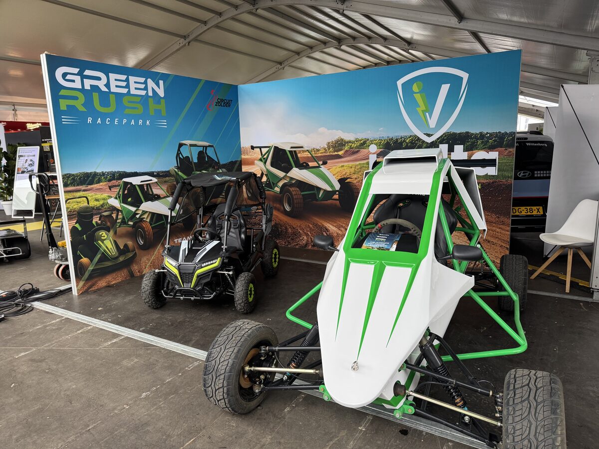 Crosskart op de Green Rush-stand naast de buggy's