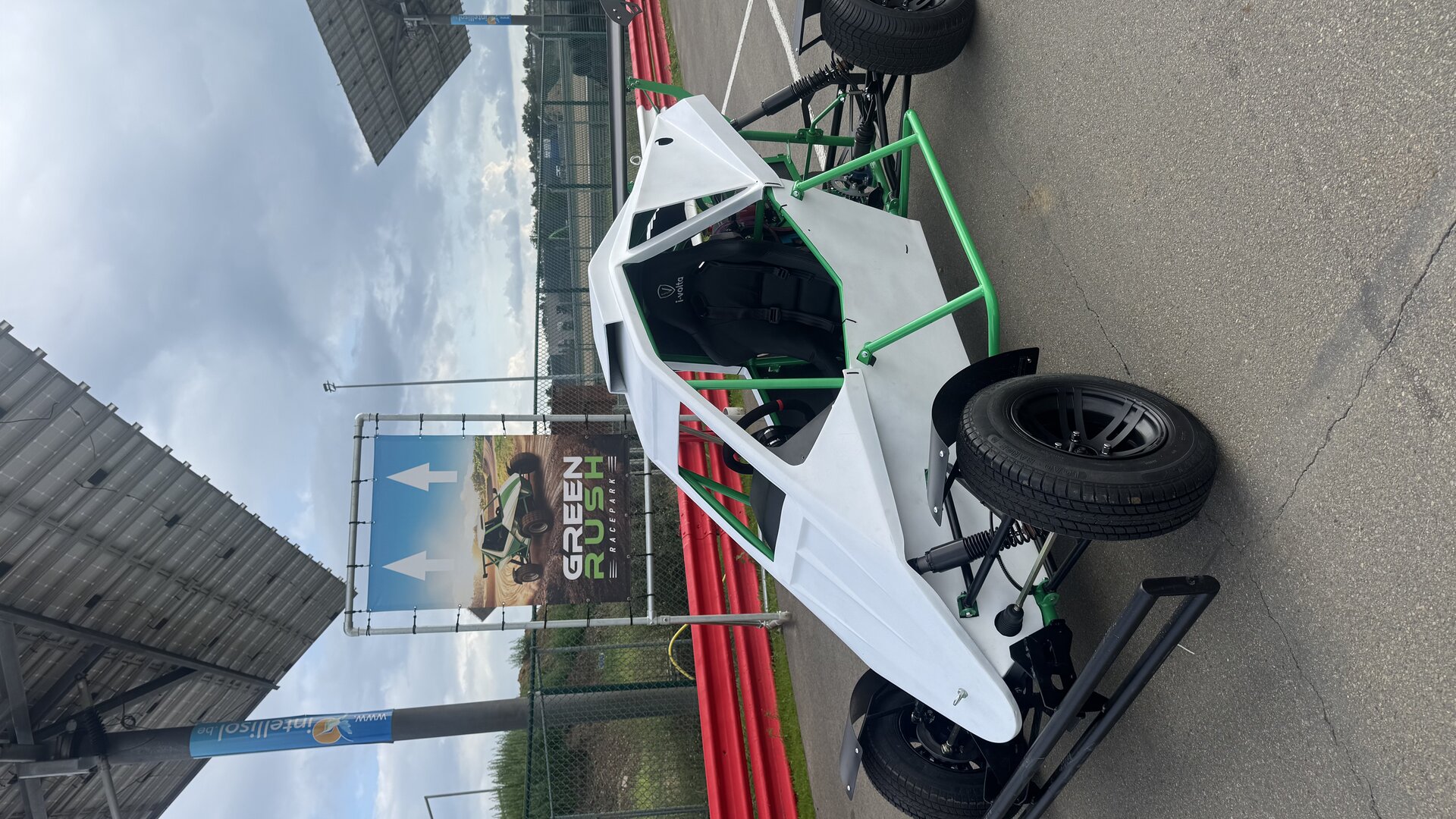 Elektrische Green Rush crosskart op het circuit