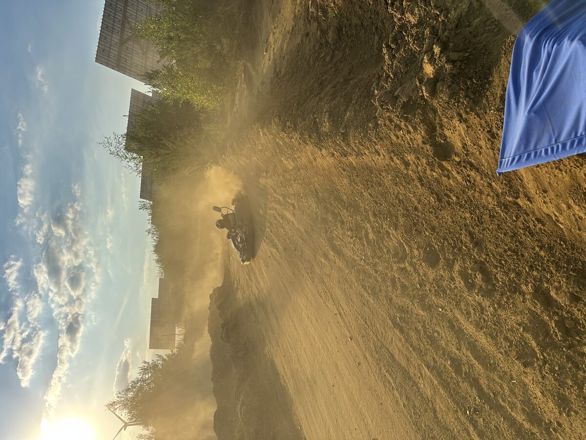 Rallykart in een stofwolk bij laagstaande zon