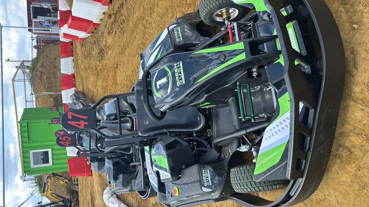 Rallykarts met startnummers opgesteld in de pit