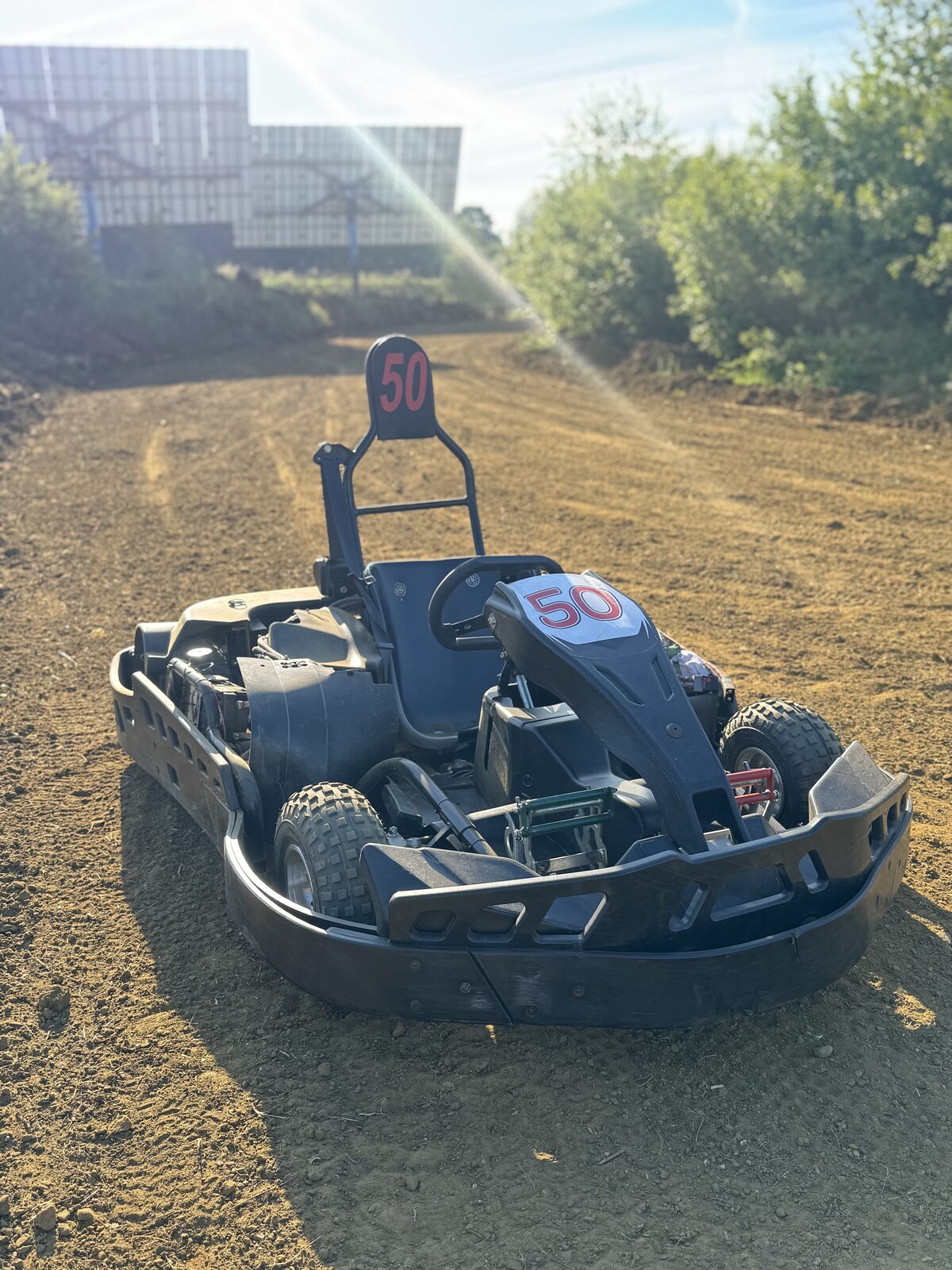 Rallykart met startnummer 50 op het terreincircuit