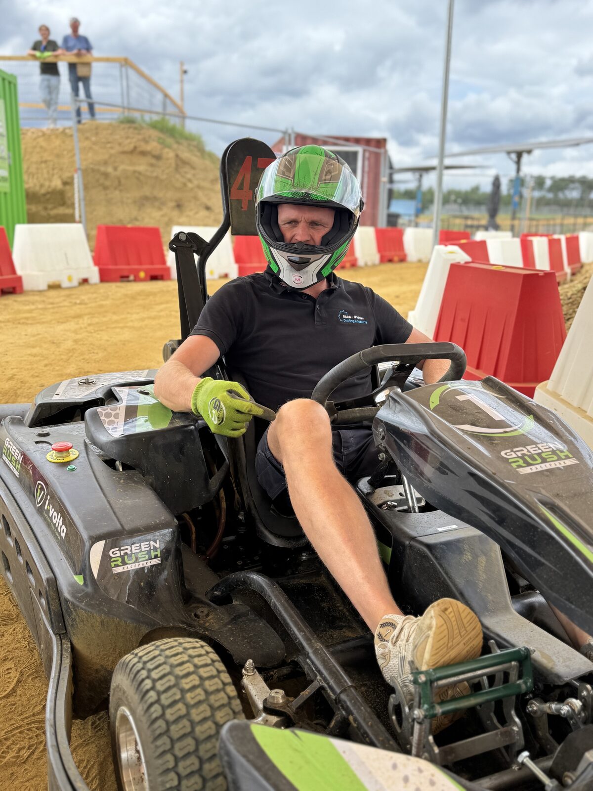 Bestuurder achter het stuur van de rallykart