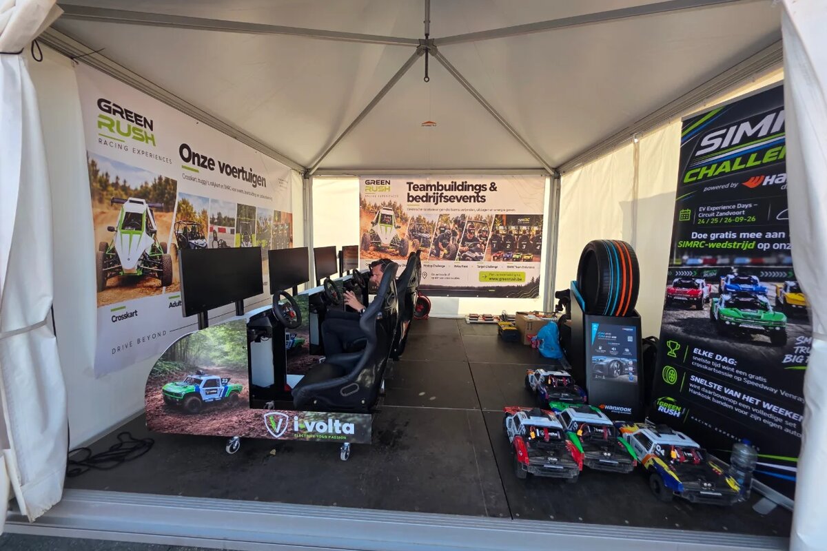 Volledige SIMRC-opstelling in de tent met RC-auto's klaar voor de start