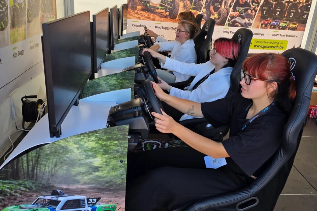 Vier deelnemers racen naast elkaar in de SIMRC-simulators