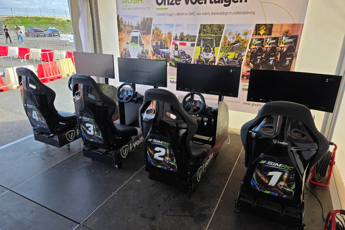 Vier SIMRC-simulators op een rij, elk met eigen startnummer