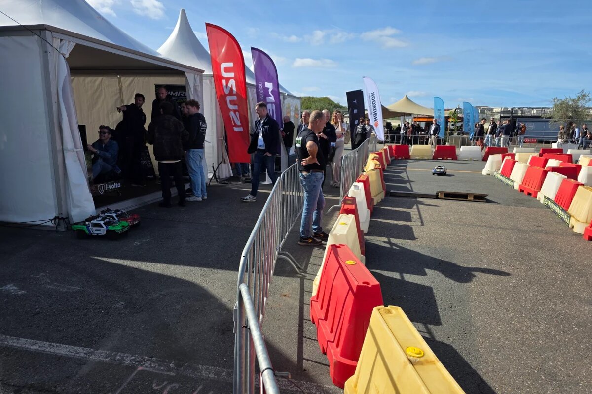 RC-auto op het buitenparcours met publiek langs de baan