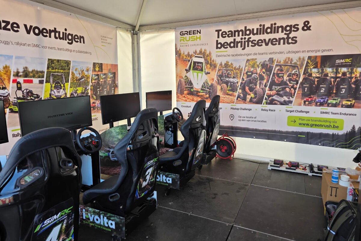 Zijaanzicht van de simulator-rij met force-feedback stuurwielen